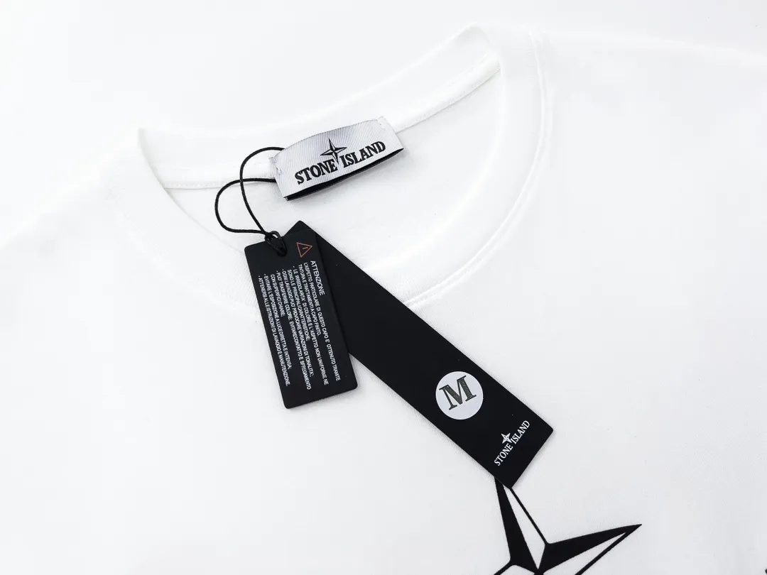 W628#P110💰 [Stone lsland/Stone Island summer new chest darts English printed pattern short-sleeved T-shirt] ⚠️[Original creation, high control of details] Made of 260 grams of combed cotton, 32-count double yarn, soft and comfortable to the touch, sweat-absorbent and breathable. -Simple basic and versatile style, original quality, the first choice for couples. -Made by a large factory, four needles and five threads on the shoulder, neat routing, high quality workmanship. -Same style for men and women. Very versatile, one piece for everyone, details are clearly visible. Color: Black White Size: M L